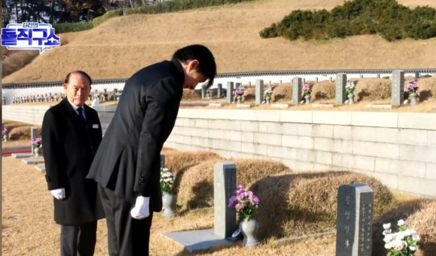 ‘출마 시사’ 조국, 5·18 묘지 참배…총선 행보 신호탄?