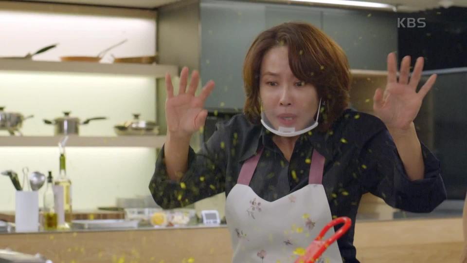 다칠 뻔한 최수린을 구하다 화상을 입은 김선경 | KBS 231130 방송 